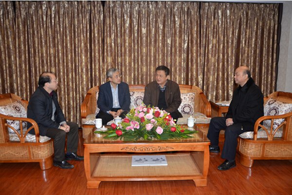 南寧市委常委、組織部部長(zhǎng)譚向光慰問公司總經(jīng)理宋海農(nóng)博士1.jpg